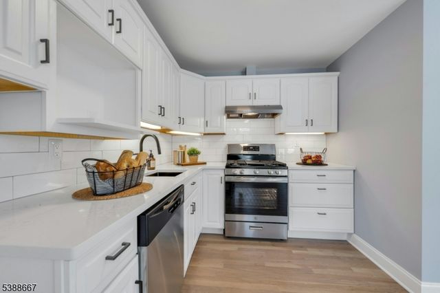 1 Crestwood Ln, Clark Twp., NJ 07066