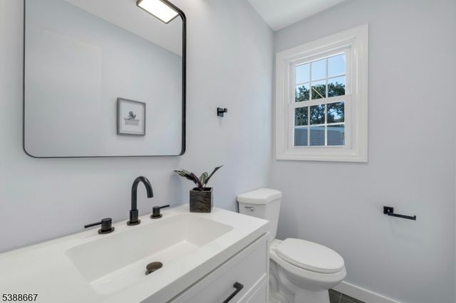 1 Crestwood Ln, Clark Twp., NJ 07066