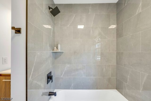 1 Crestwood Ln, Clark Twp., NJ 07066