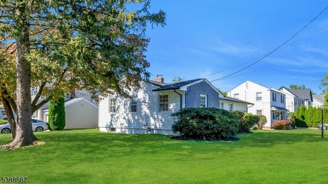 1 Crestwood Ln, Clark Twp., NJ 07066