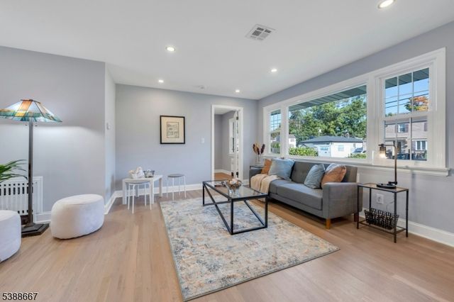 1 Crestwood Ln, Clark Twp., NJ 07066