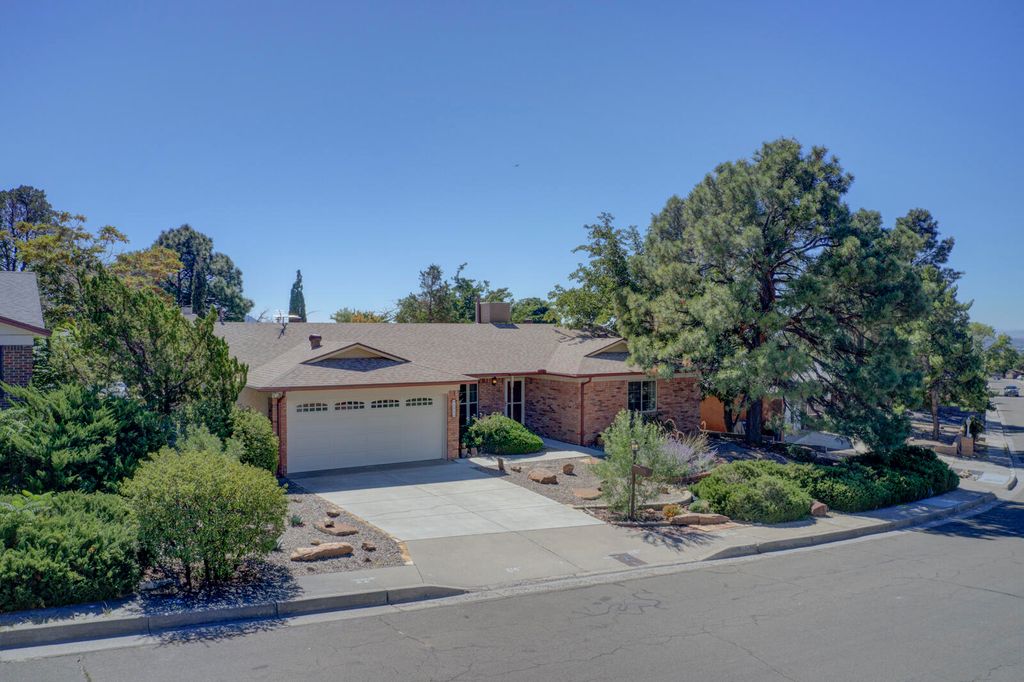 3804 MOUNT RAINIER Drive NE, Albuquerque, NM 87111