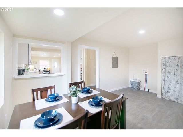 1214 S 5TH Ave, Kelso, WA 98626