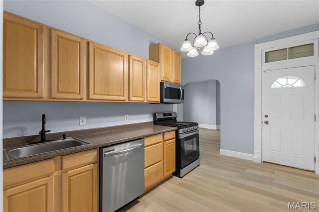 811 Regina Avenue, St Louis, MO 63125
