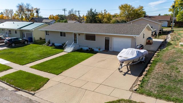 413 3rd Avenue NW, Beulah, ND 58523 property photo