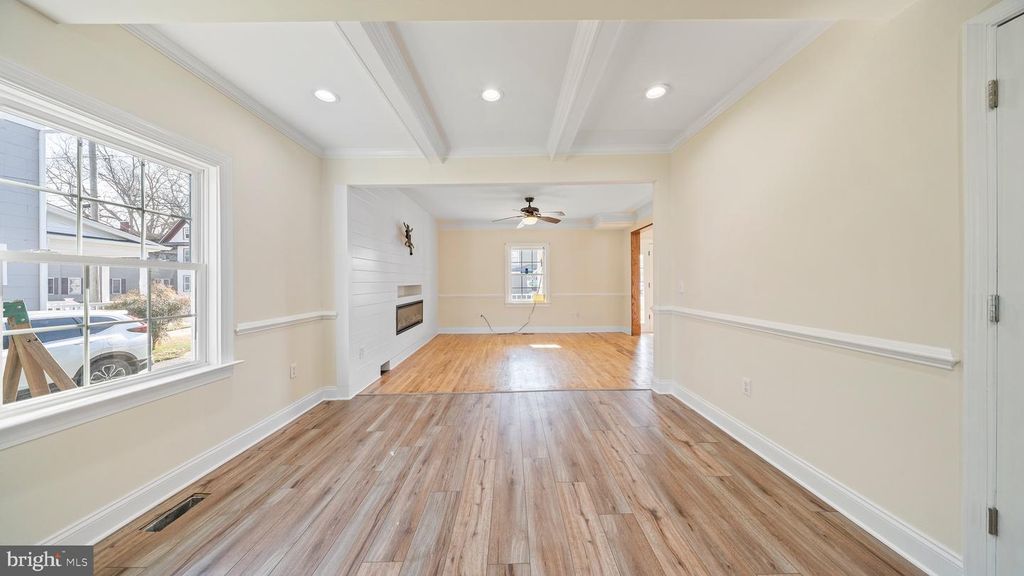 Image 13 of property listing at 301 E CHESTNUT ST, Delmar, MD 21875