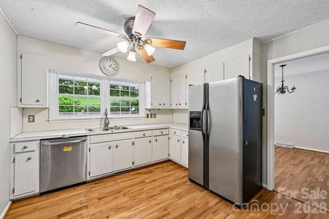 8417 Rolling Hills Avenue, Hickory, NC 28602