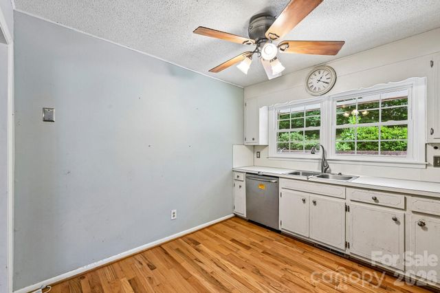 8417 Rolling Hills Avenue, Hickory, NC 28602