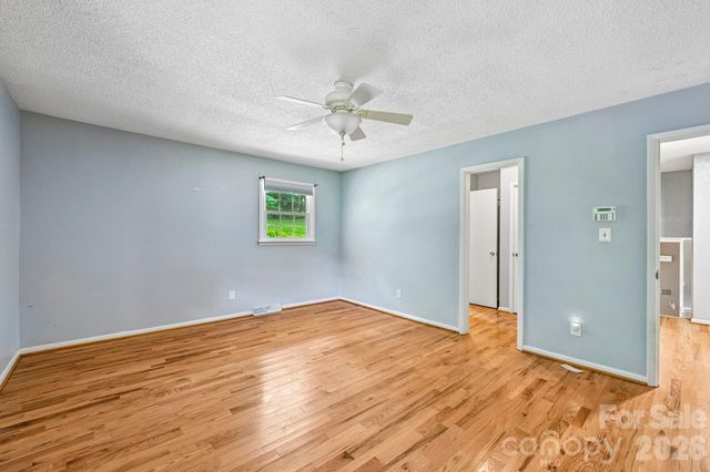 8417 Rolling Hills Avenue, Hickory, NC 28602