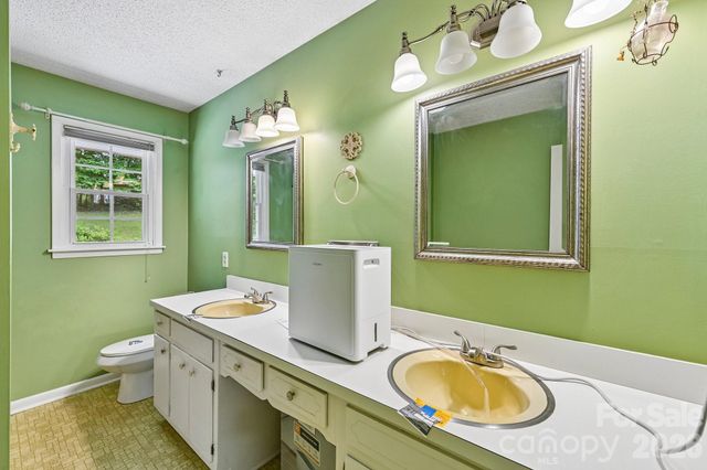 8417 Rolling Hills Avenue, Hickory, NC 28602