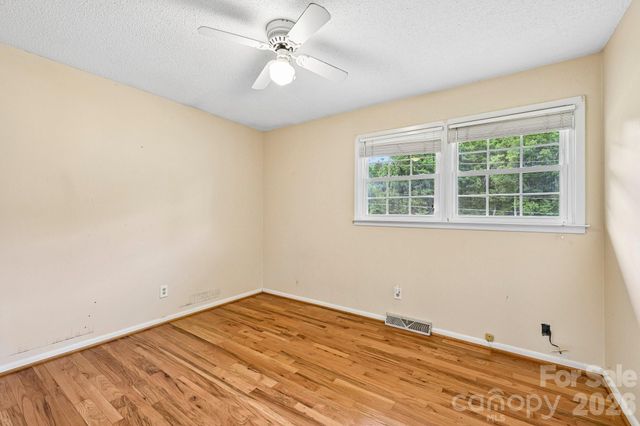 8417 Rolling Hills Avenue, Hickory, NC 28602