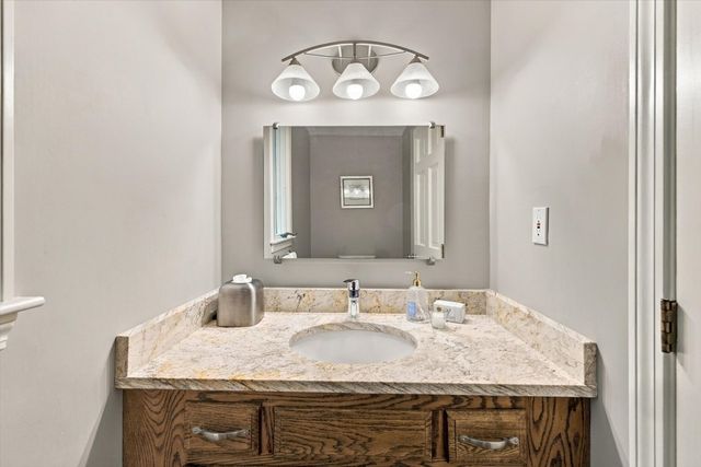 52 W Elm St, Hopkinton, MA 01748