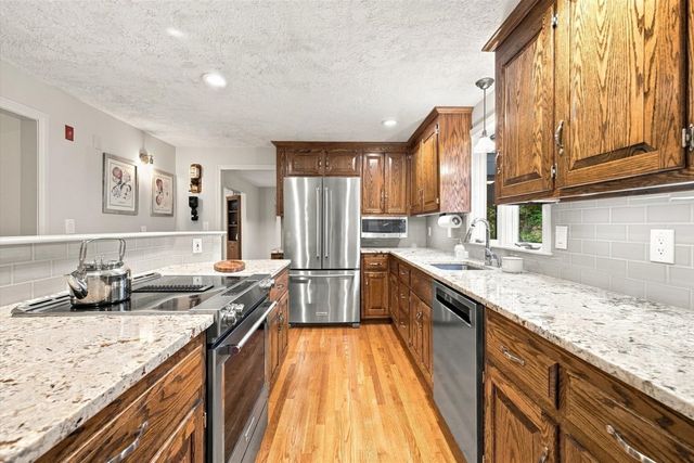 52 W Elm St, Hopkinton, MA 01748
