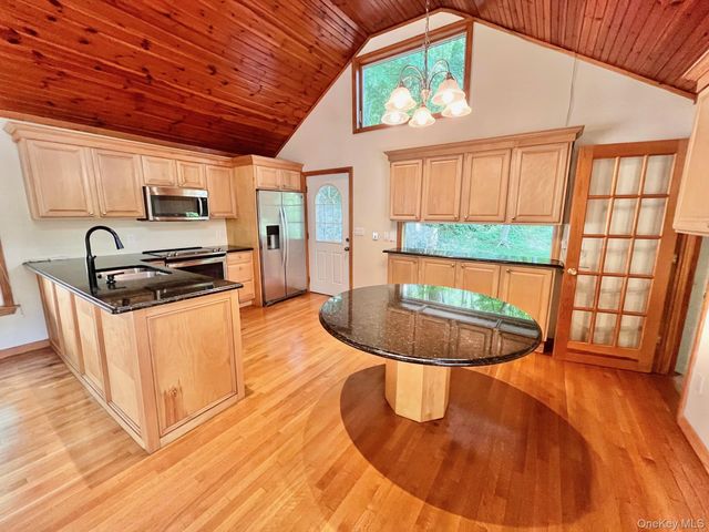 8 Anton Place, Lake Peekskill, NY 10537
