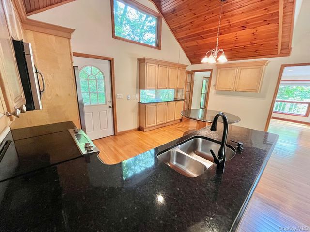 8 Anton Place, Lake Peekskill, NY 10537