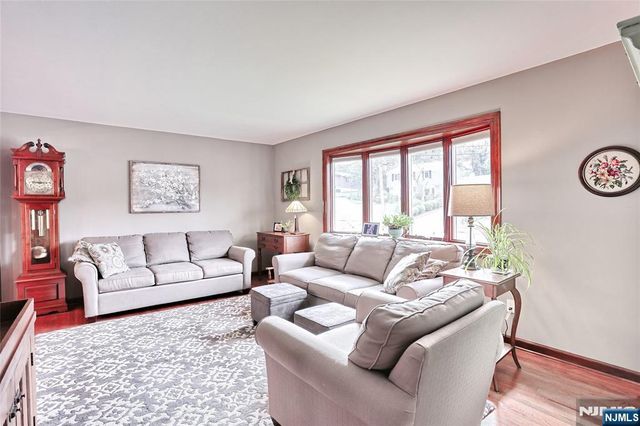29 Rolling Hills Drive, Wayne, NJ 07470