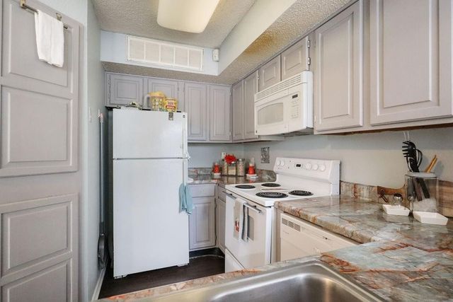 2300 Bamboo Drive N211, Arlington, TX 76006