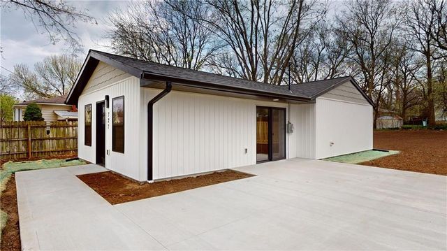 727 W Hickory Street, Nevada, MO 64772