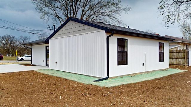 727 W Hickory Street, Nevada, MO 64772