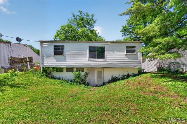 10076 Royal Drive, St Louis, MO 63136