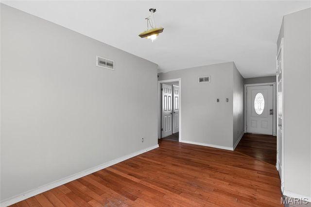 10076 Royal Drive, St Louis, MO 63136
