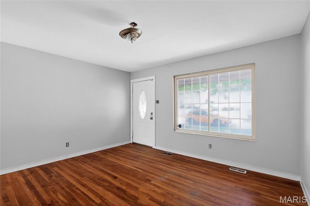10076 Royal Drive, St Louis, MO 63136