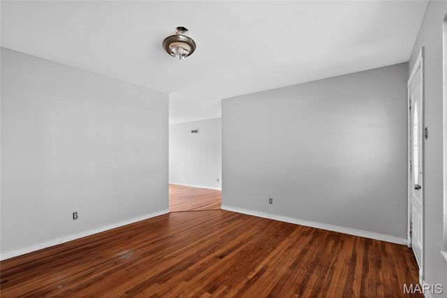 10076 Royal Drive, St Louis, MO 63136