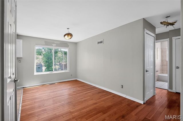 10076 Royal Drive, St Louis, MO 63136