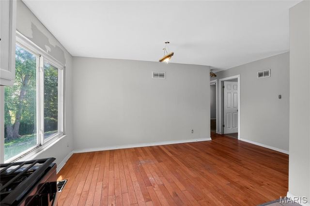 10076 Royal Drive, St Louis, MO 63136