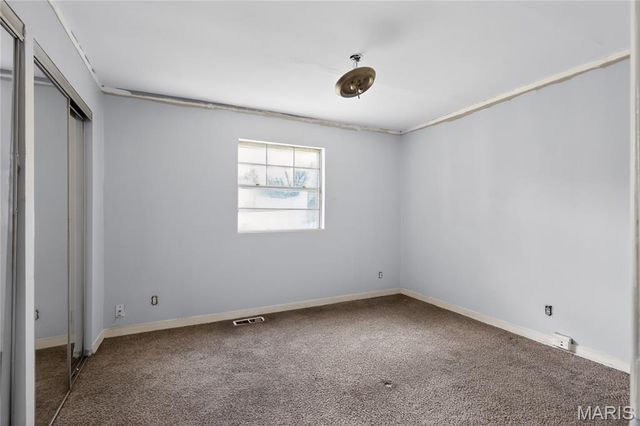 10076 Royal Drive, St Louis, MO 63136