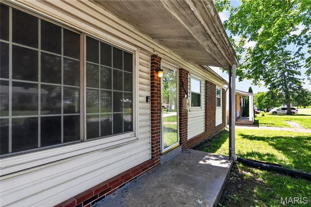 10076 Royal Drive, St Louis, MO 63136