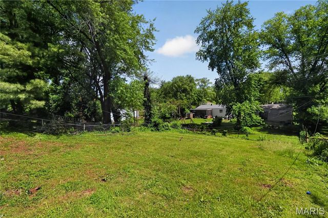 10076 Royal Drive, St Louis, MO 63136