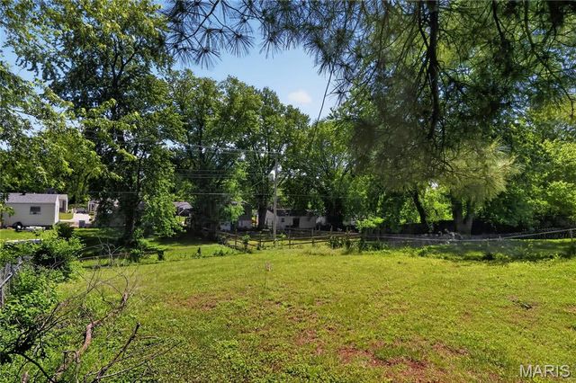 10076 Royal Drive, St Louis, MO 63136