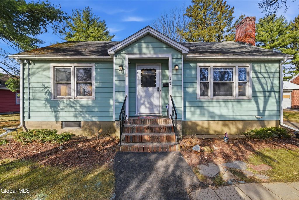 1207 Sumner Avenue, Schenectady, NY 12309