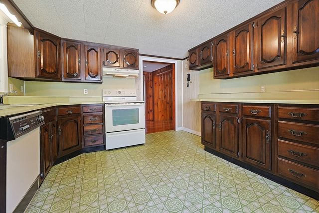 36 Alden Ave, Dartmouth, MA 02747
