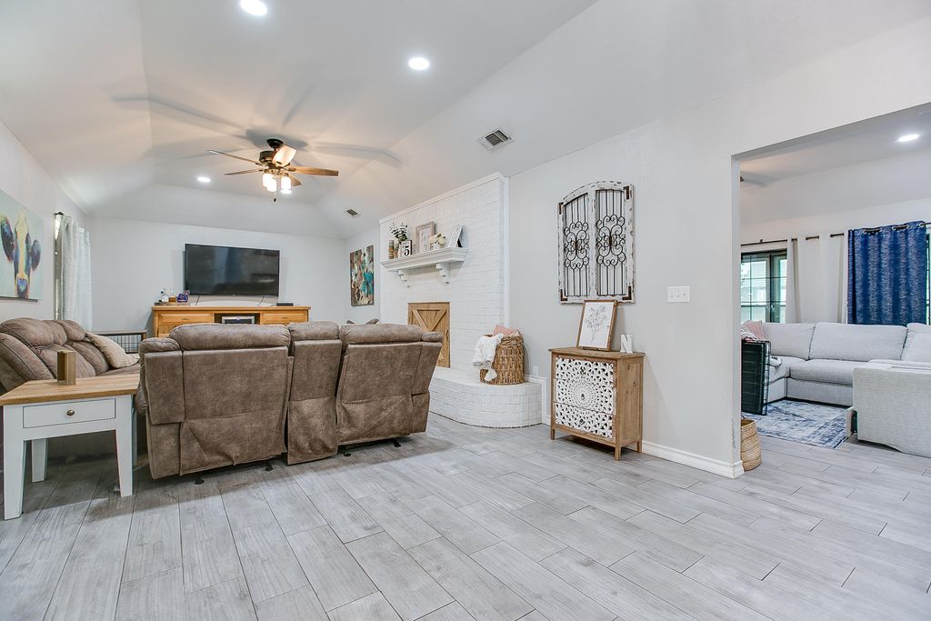 Image 10 of property listing at 6581 Plainview Drive, San Angelo, TX 76905