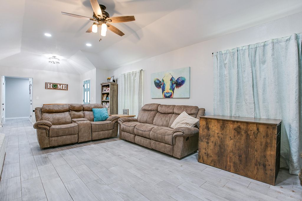 Image 11 of property listing at 6581 Plainview Drive, San Angelo, TX 76905
