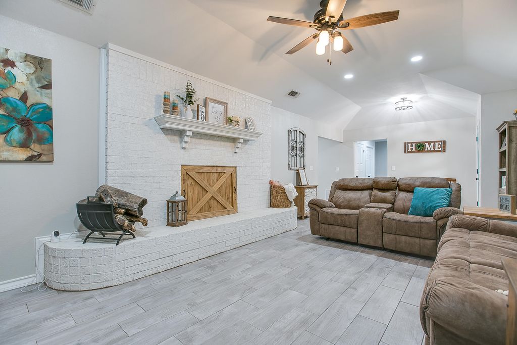 Image 12 of property listing at 6581 Plainview Drive, San Angelo, TX 76905
