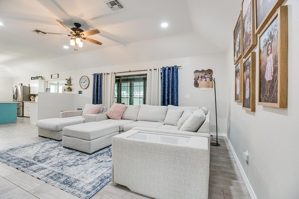 Image 13 of property listing at 6581 Plainview Drive, San Angelo, TX 76905