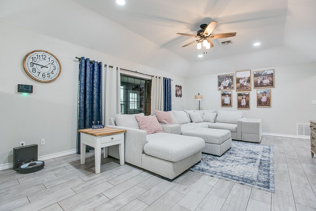 Image 14 of property listing at 6581 Plainview Drive, San Angelo, TX 76905