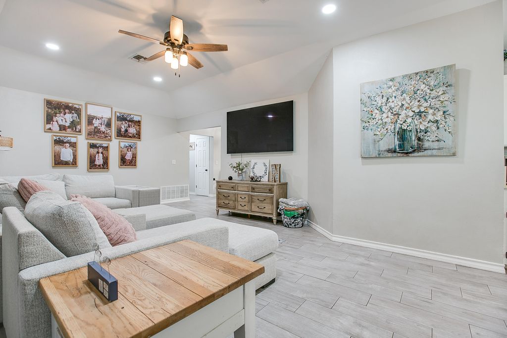 Image 15 of property listing at 6581 Plainview Drive, San Angelo, TX 76905