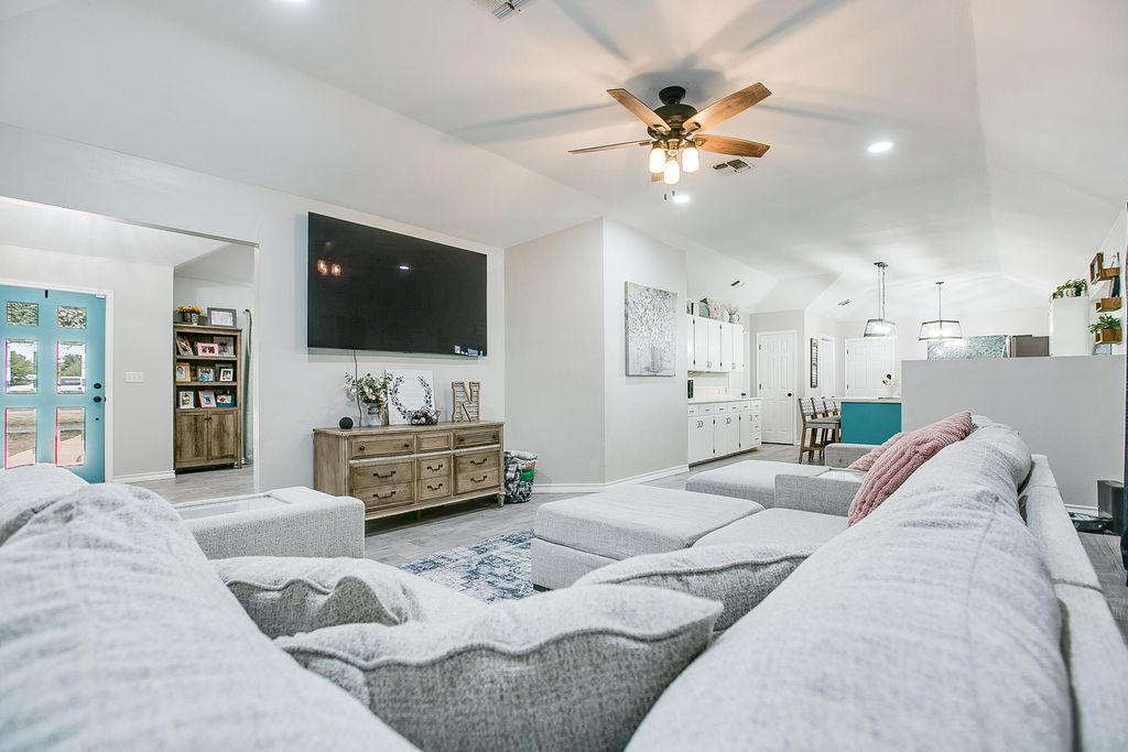Image 16 of property listing at 6581 Plainview Drive, San Angelo, TX 76905
