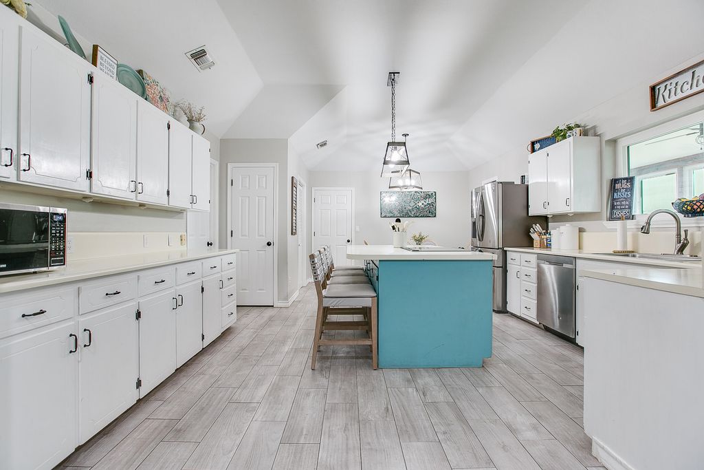 Image 18 of property listing at 6581 Plainview Drive, San Angelo, TX 76905