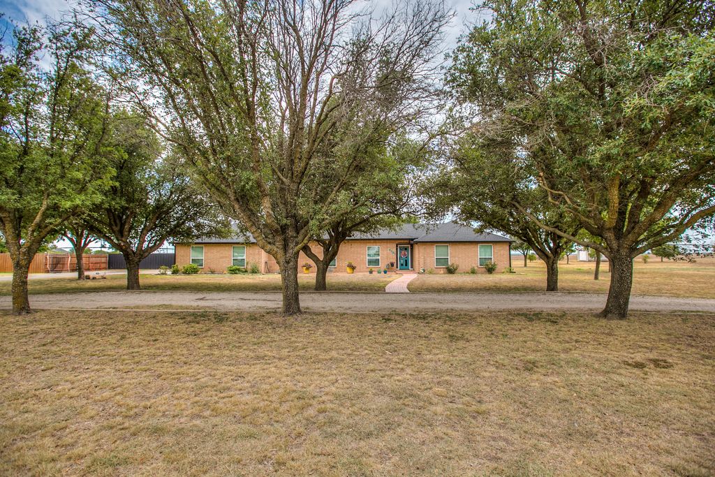 Image 2 of property listing at 6581 Plainview Drive, San Angelo, TX 76905