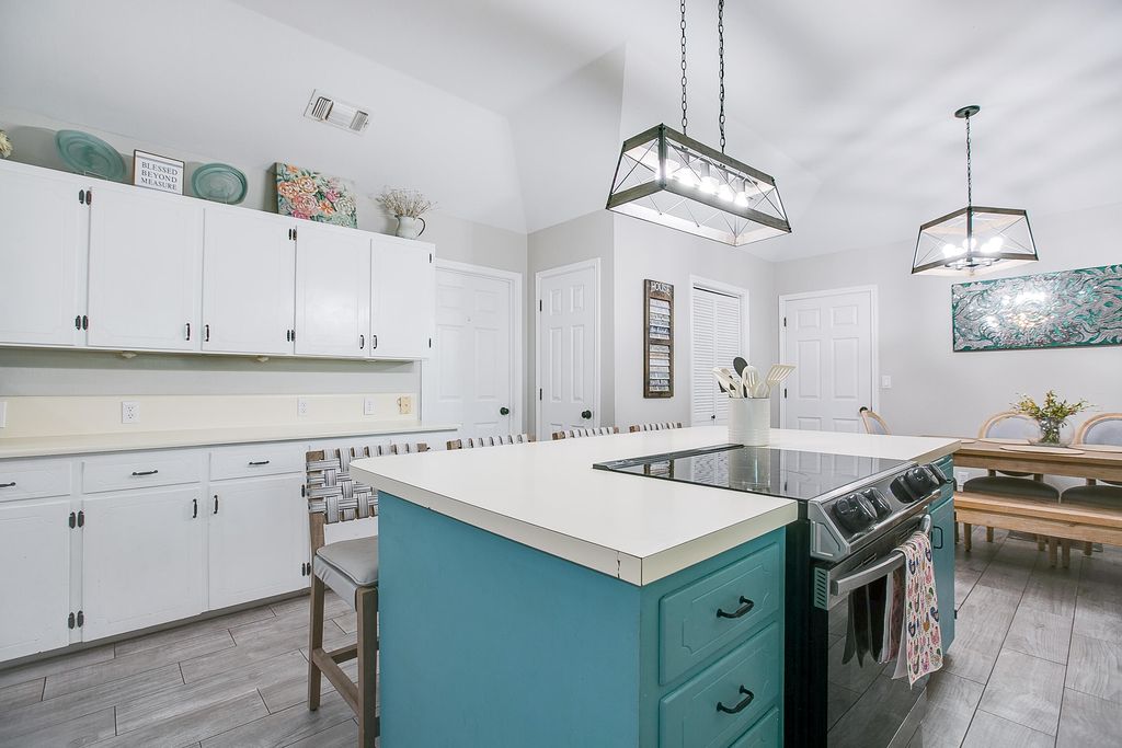 Image 20 of property listing at 6581 Plainview Drive, San Angelo, TX 76905