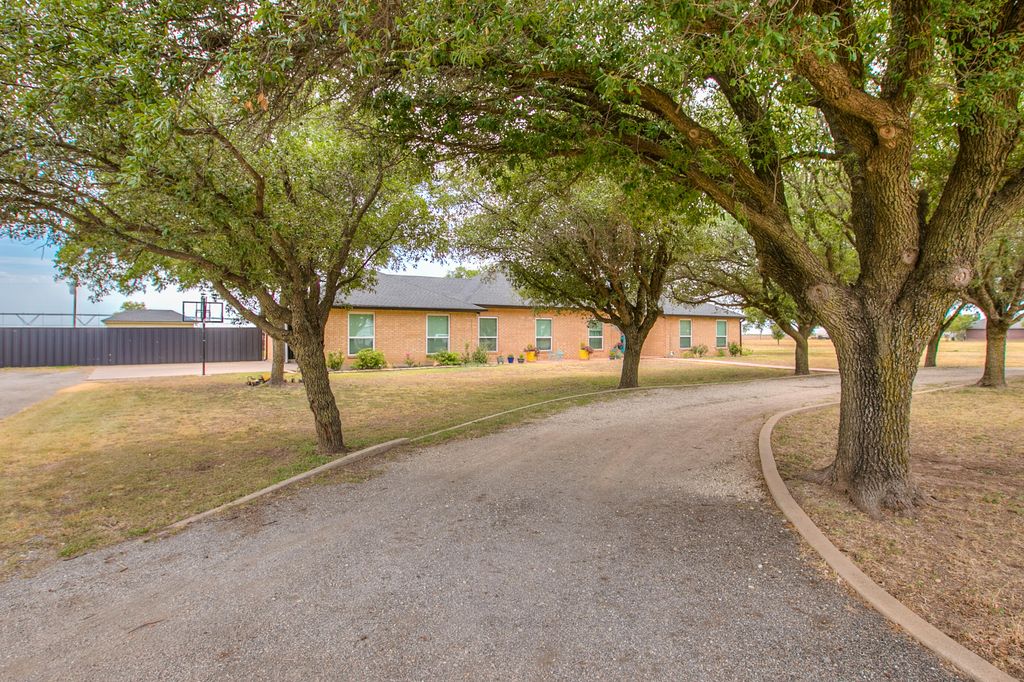 Image 3 of property listing at 6581 Plainview Drive, San Angelo, TX 76905