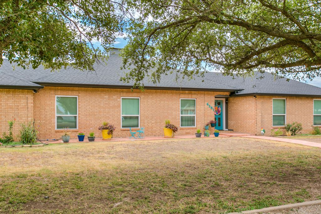 Image 4 of property listing at 6581 Plainview Drive, San Angelo, TX 76905