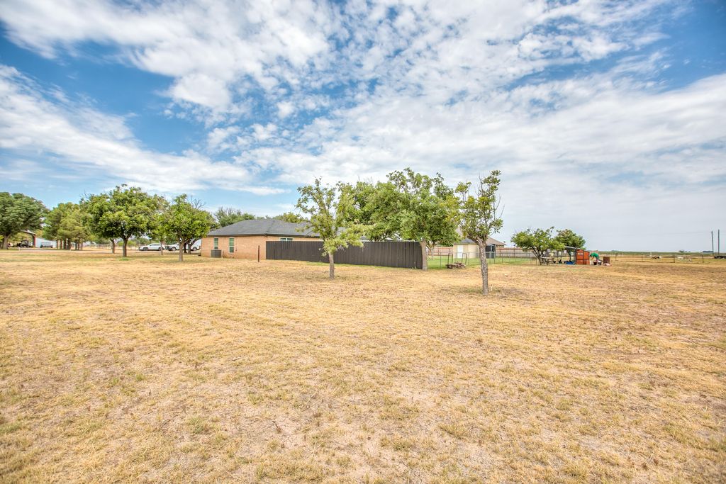 Image 6 of property listing at 6581 Plainview Drive, San Angelo, TX 76905
