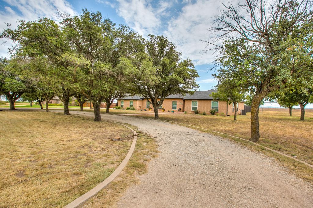 Image 7 of property listing at 6581 Plainview Drive, San Angelo, TX 76905