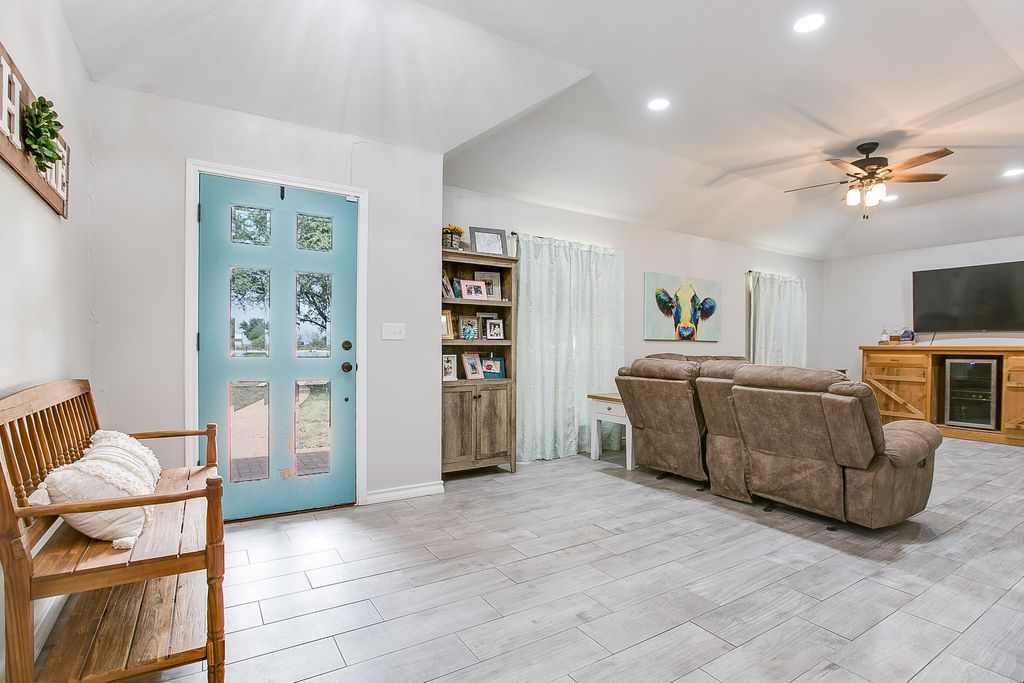 Image 8 of property listing at 6581 Plainview Drive, San Angelo, TX 76905